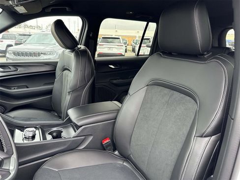 New 2025 Jeep Grand Cherokee Altitude image 21