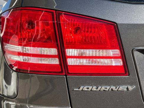 Used 2016 Dodge Journey SE w/ Flexible Seating Group image 12