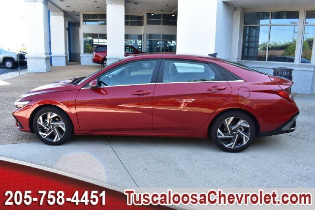 Used 2025 Hyundai Elantra Limited FWD image 7