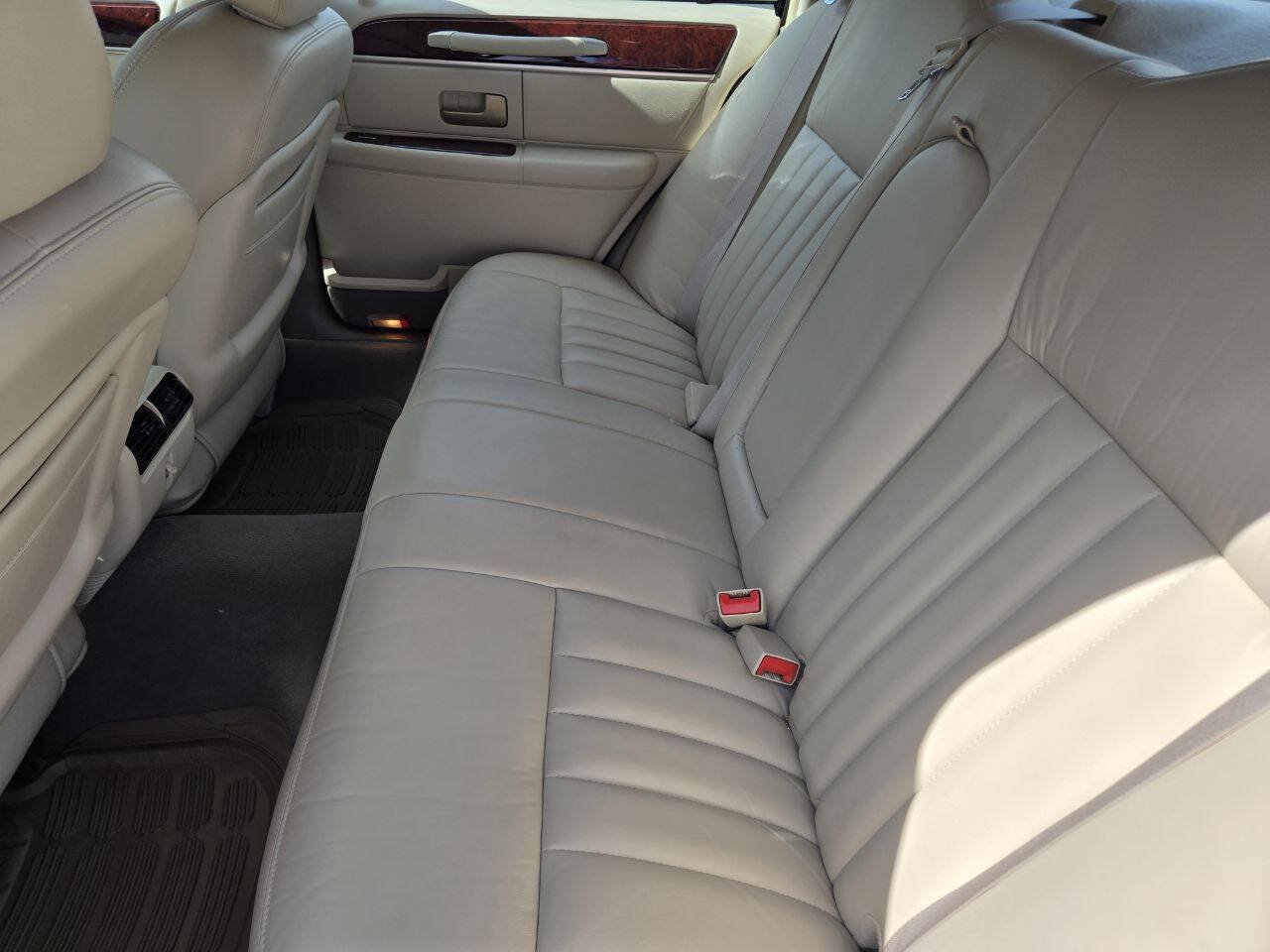 Used 2005 Lincoln Town Car Signature RWD image 22