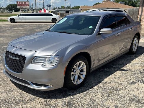 Used 2015 Chrysler 300 Limited RWD image 4
