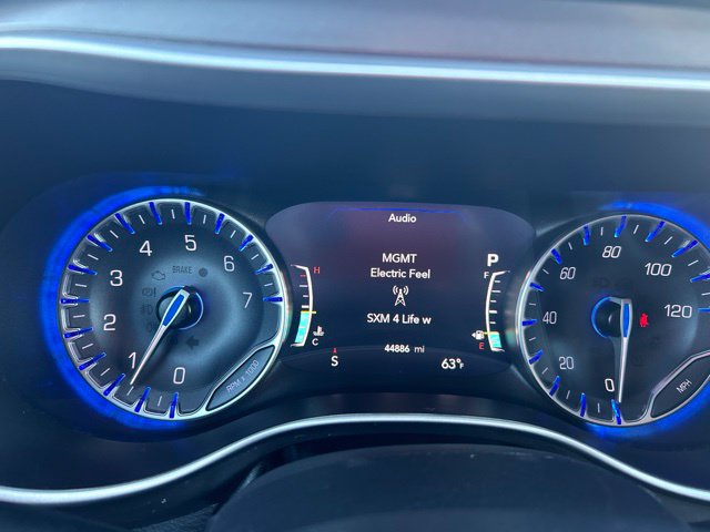 Used 2024 Chrysler Pacifica Touring-L FWD image 12