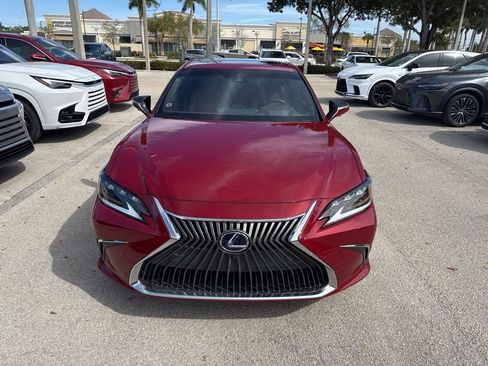 Used 2019 Lexus ES 300h Ultra Luxury w/ Accessory Package 2 image 4