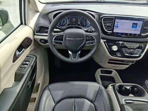 Used 2024 Chrysler Pacifica Touring-L FWD image 12