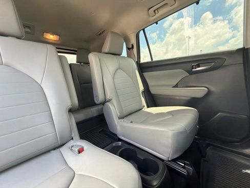 Used 2024 Toyota Highlander XLE AWD/4WD image 24