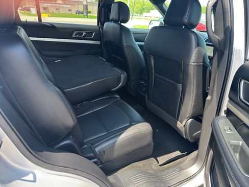 Used 2017 Ford Explorer XLT w/ Equipment Group 202A AWD/4WD image 31