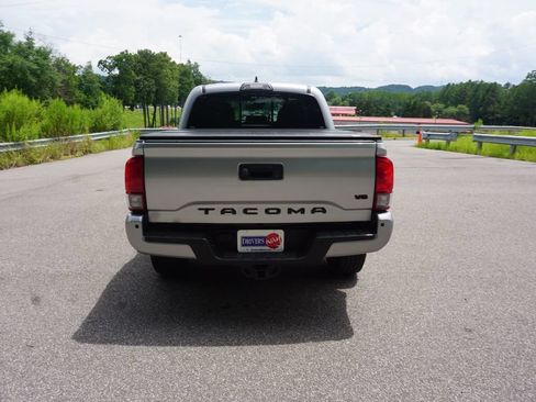 Used 2018 Toyota Tacoma TRD Sport AWD/4WD image 19