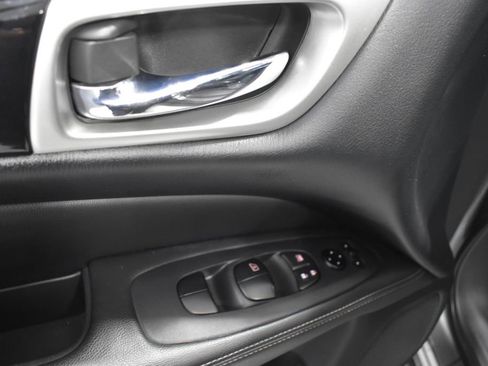Used 2020 Nissan Pathfinder S AWD/4WD image 15