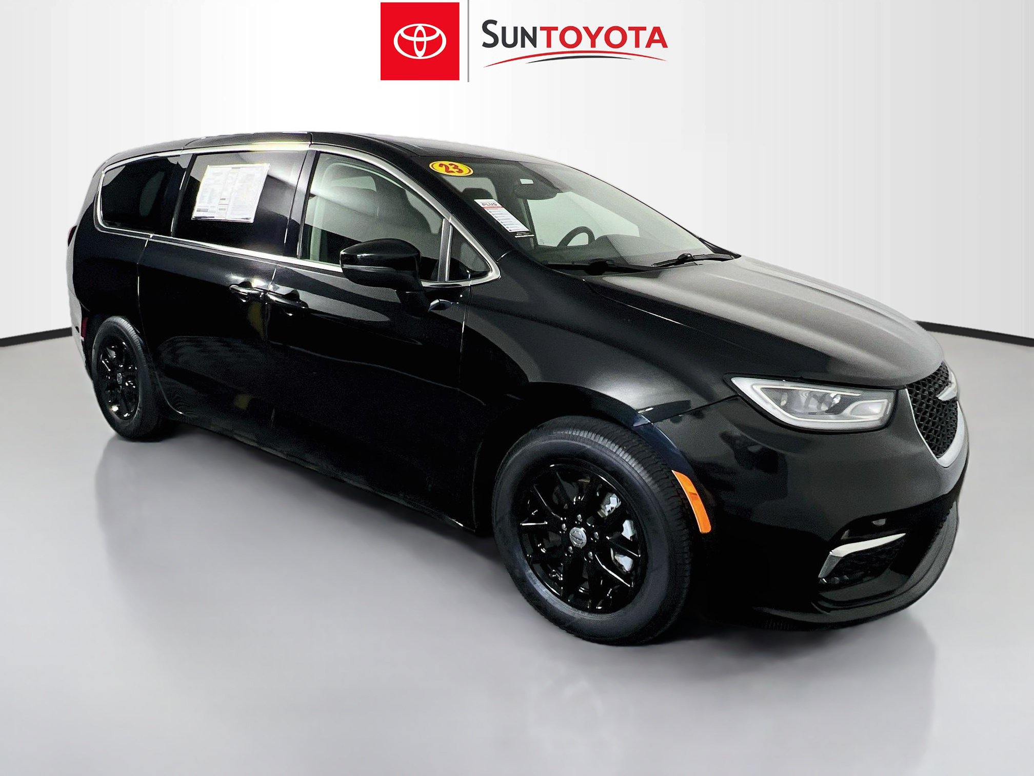 Used 2023 Chrysler Pacifica Touring-L FWD image 1