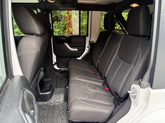 Used 2017 Jeep Wrangler Unlimited Sahara w/ Connectivity Group AWD/4WD image 14