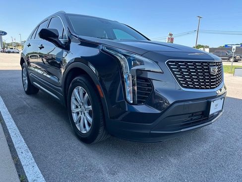 Used 2022 Cadillac XT4 Luxury w/ Cold Weather Package FWD image 3