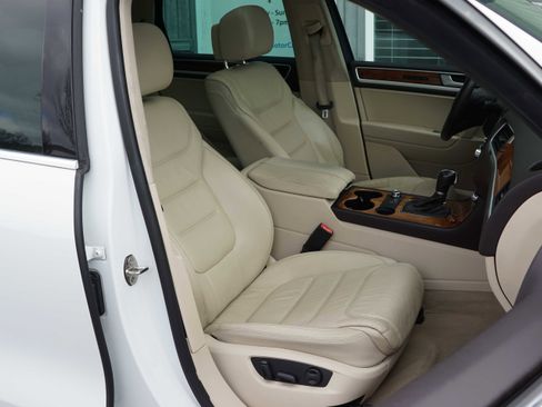 Used 2014 Volkswagen Touareg TDI image 30