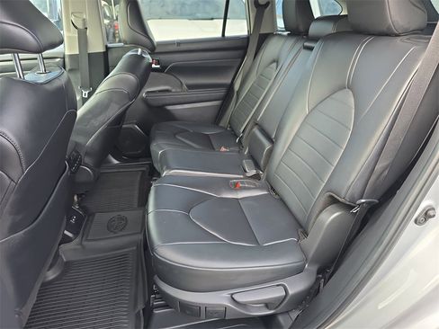 Used 2024 Toyota Highlander LE image 34