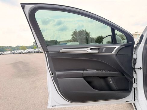 Used 2019 Ford Fusion SE FWD image 12