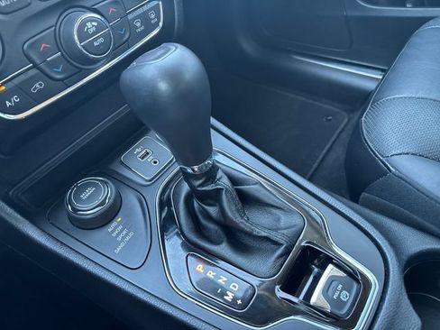 Used 2019 Jeep Cherokee Limited AWD/4WD image 21