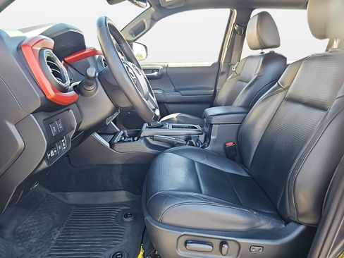 Used 2020 Toyota Tacoma TRD Off-Road w/ TRD Premium Off Road Package AWD/4WD image 17