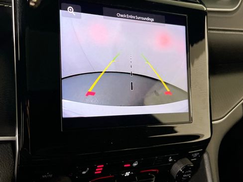 Used 2023 Jeep Grand Cherokee L Laredo image 13