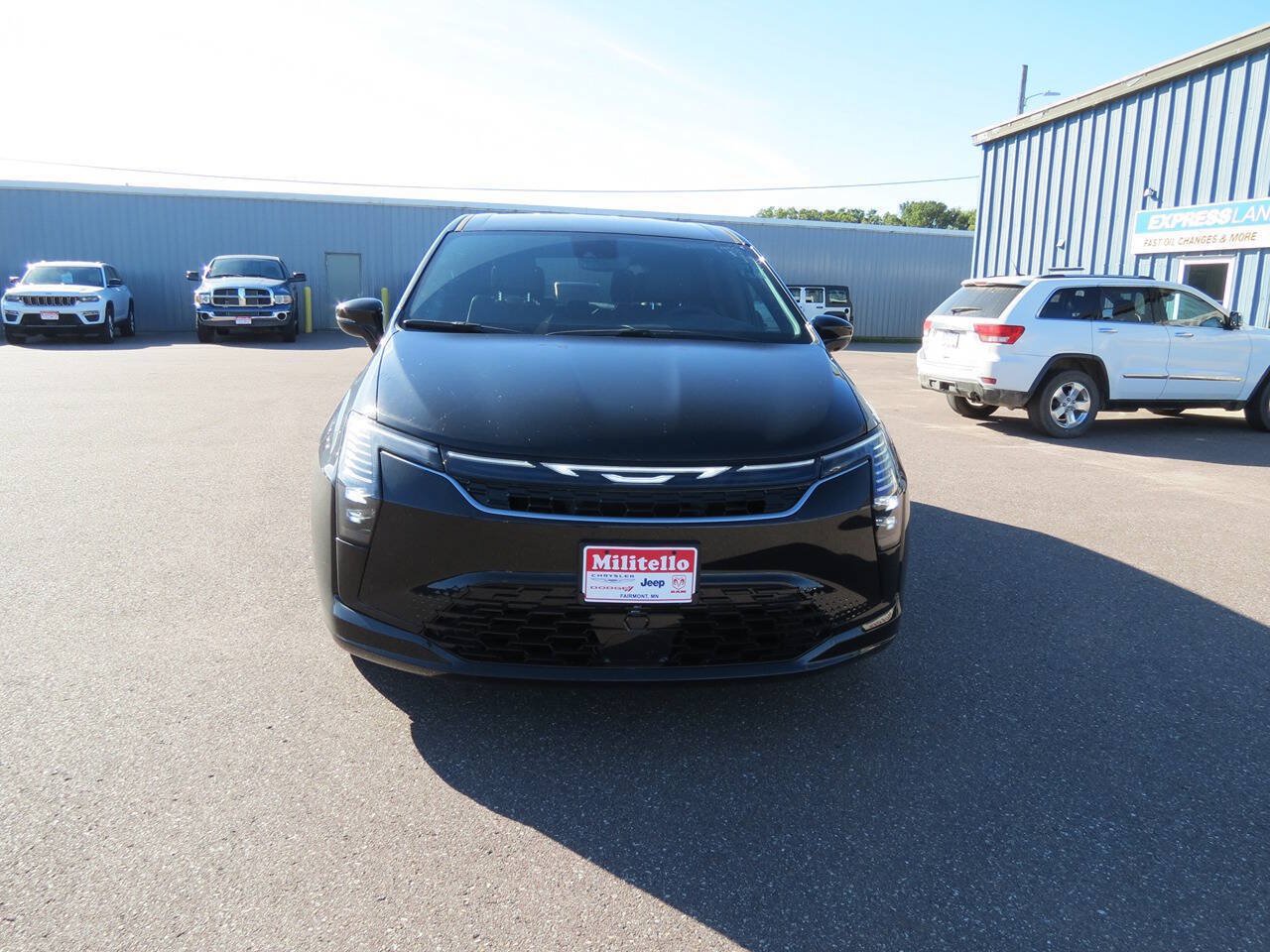 Used 2027 Chrysler Pacifica Select FWD image 3