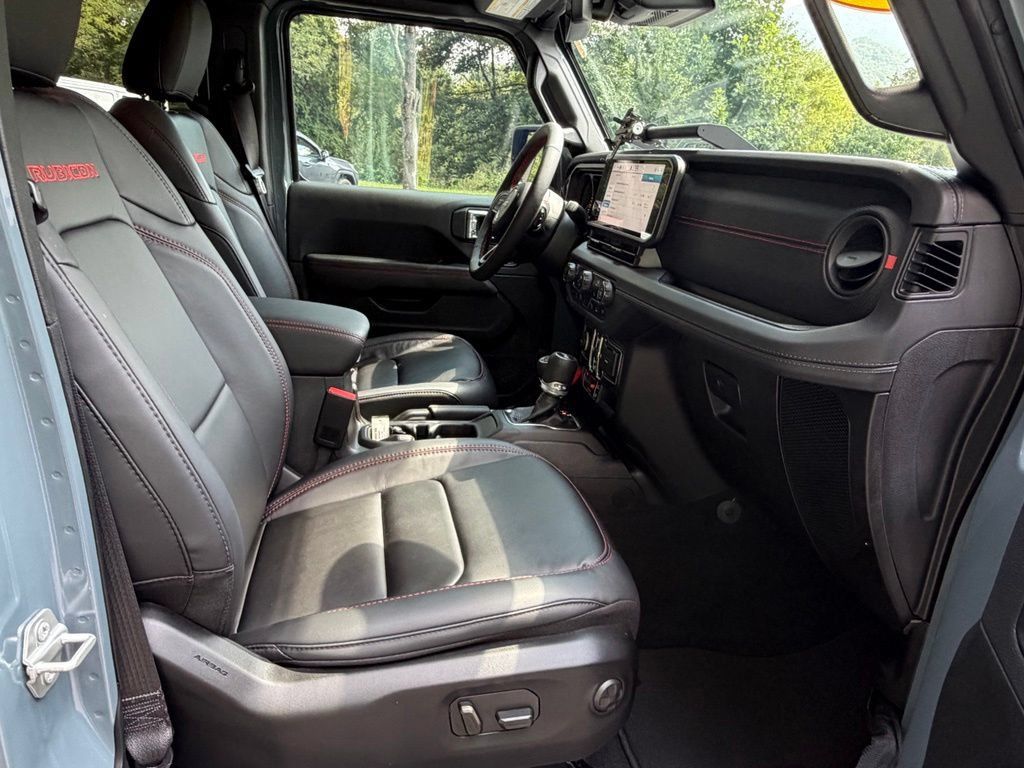 Used 2024 Jeep Wrangler Unlimited Rubicon AWD/4WD image 28