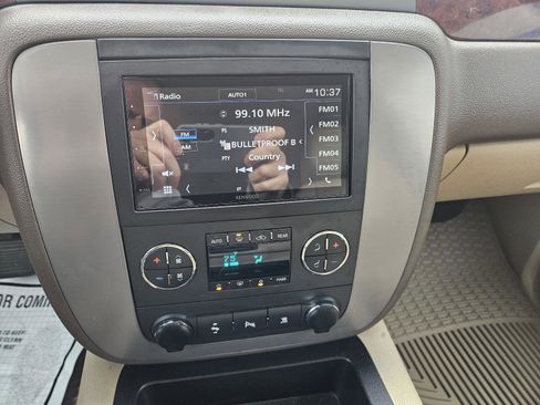 Used 2011 GMC Yukon SLT w/ SLT-2 Equipment Package image 12