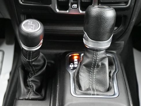 Used 2024 Jeep Wrangler Unlimited Sport AWD/4WD image 21