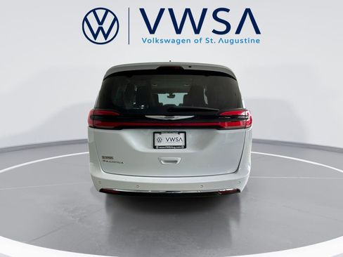 Used 2023 Chrysler Pacifica Touring-L FWD image 7