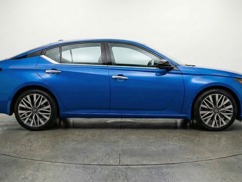 Used 2025 Nissan Altima 2.5 SV FWD image 11