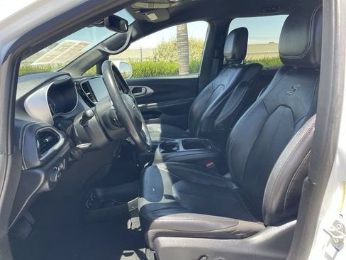Used 2021 Chrysler Pacifica Touring-L w/ Uconnect Theater Family Group FWD image 19