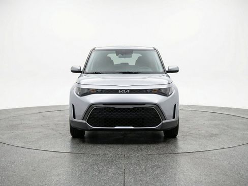Used 2025 Kia Soul LX w/ LX Technology Package FWD image 2