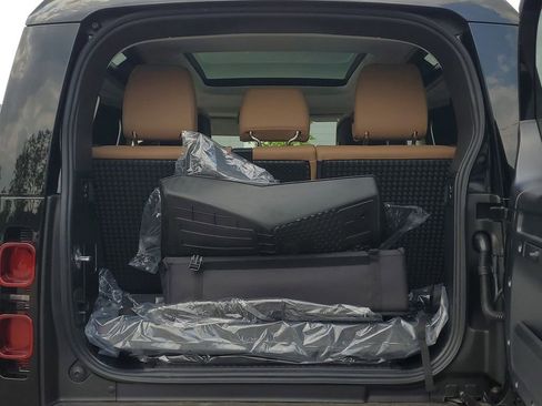 Used 2025 Land Rover Defender 90 S image 33