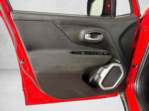 Used 2020 Jeep Renegade Latitude FWD image 10