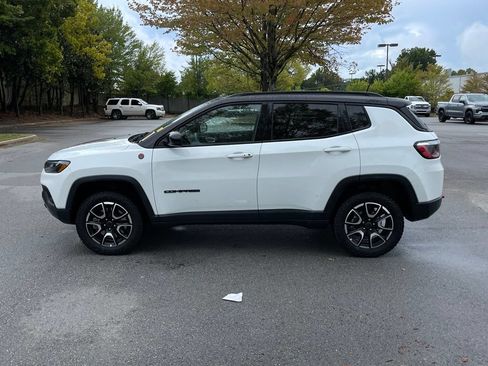 Used 2025 Jeep Compass Trailhawk AWD/4WD image 4