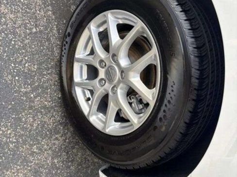 Used 2022 Chrysler Voyager LX FWD image 16