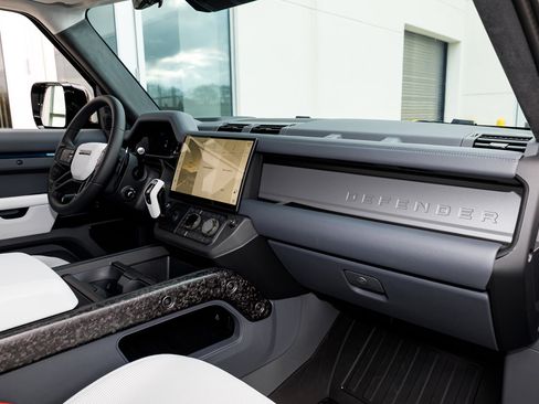 Used 2026 Land Rover Defender 110 OCTA image 40