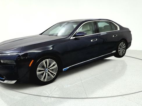 Used 2023 BMW i7 xDrive60 w/ Executive Package 2 AWD/4WD image 3