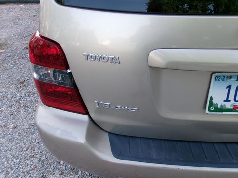 Used 2004 Toyota Highlander 4WD V6 w/ 3rd Row image 19