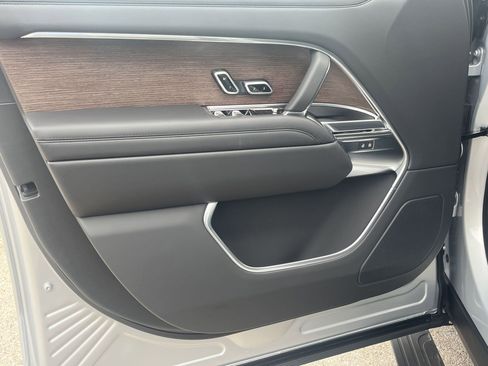 Used 2025 Land Rover Range Rover SE image 11