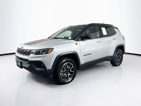 Used 2025 Jeep Compass Trailhawk AWD/4WD image 3
