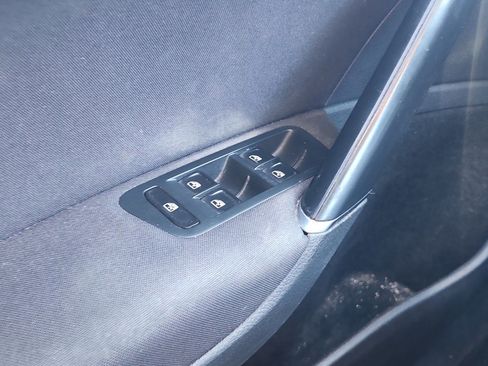 Used 2016 Volkswagen Golf S image 26