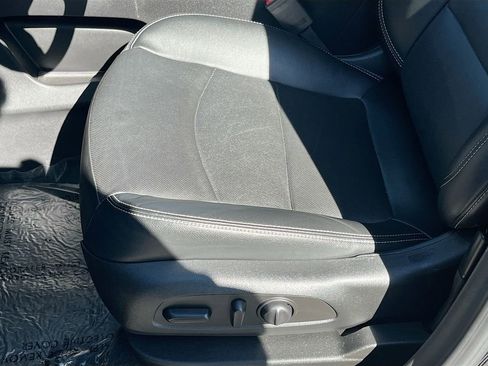 Used 2023 GMC Terrain SLT image 18