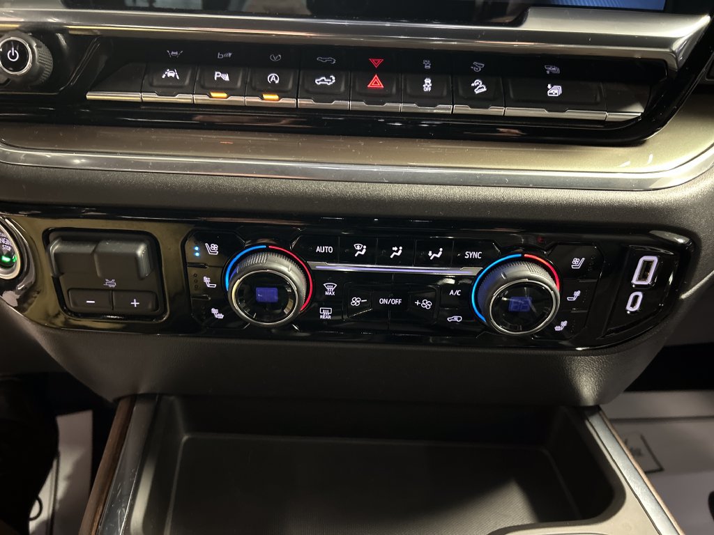 Used 2022 Chevrolet Silverado 1500 High Country w/ Technology Package AWD/4WD image 19