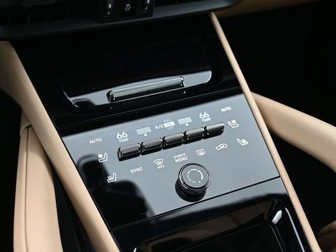 Certified 2025 Porsche Cayenne AWD/4WD image 13
