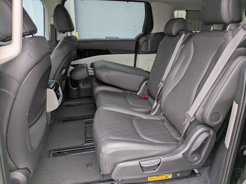 Certified 2024 Kia Carnival EX FWD image 12
