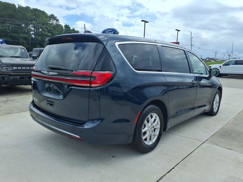 Used 2023 Chrysler Pacifica Touring-L FWD image 5