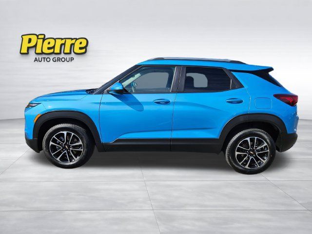 Used 2025 Chevrolet TrailBlazer LT AWD/4WD image 2
