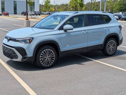 New 2026 Volkswagen Taos SE FWD image 8