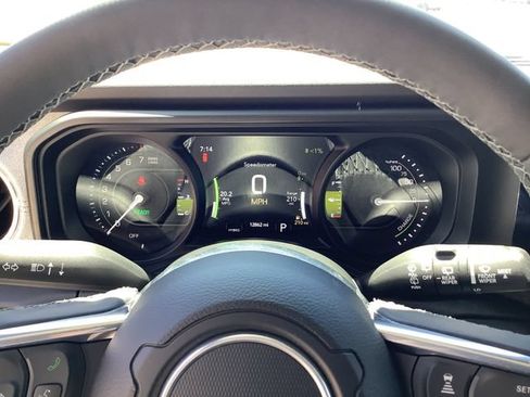 Used 2025 Jeep Wrangler Unlimited Sahara AWD/4WD image 16