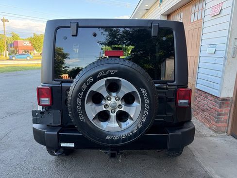 Used 2017 Jeep Wrangler Unlimited Sahara AWD/4WD image 4