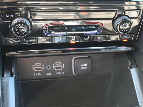 New 2025 Jeep Grand Cherokee L Laredo image 16