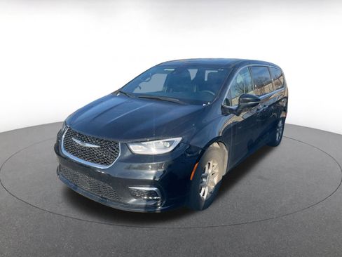 Used 2025 Chrysler Pacifica Select image 6